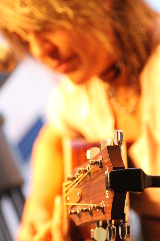Gisa Pithan voz e violão | Fotos:Igor Sperotto